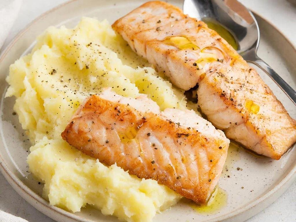 Жареная рыба с картофельным пюре